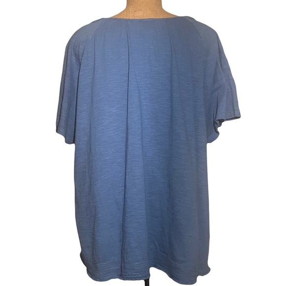 Blue Women's Top short sleeve embroidered v-neck line size 2x - Picture 3 of 4